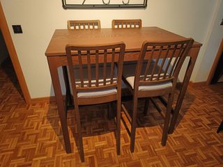 Mesa alta y 4 sillas altas IKEA