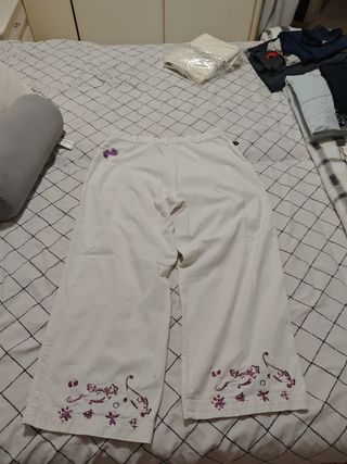 Pantalón tobillero blanco con estampado