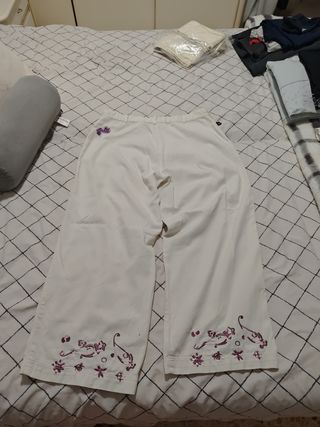 Pantalón tobillero blanco con estampado
