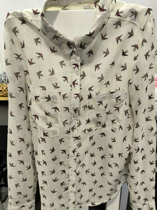 Blusa transparente con estampado de pájaros