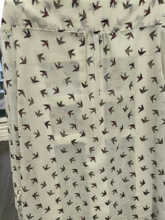 Blusa transparente con estampado de pájaros