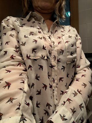 Blusa transparente con estampado de pájaros