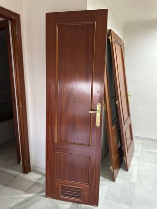 Puerta de madera con ventilación