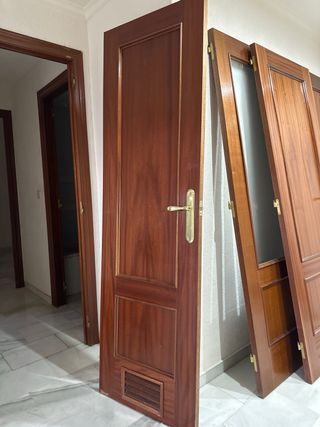 Puerta de madera con ventilación