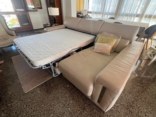 Sofá cama de piel beige