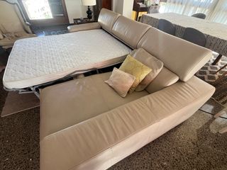 Sofá cama de piel beige