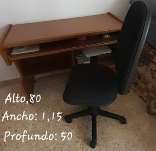 Escritorio y silla de estudio madera y plástico.
