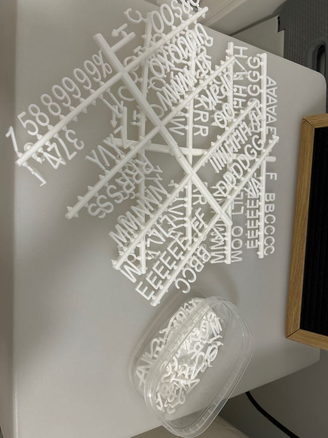 Pizarra de fieltro negra con letras blancas