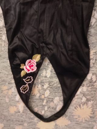 Vestito raso nero con rosa ricamata