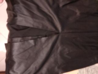 Vestito raso nero con rosa ricamata