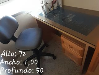 Escritorio de cristal y madera con cajones
