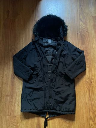 Abrigo negro con capucha y pelo