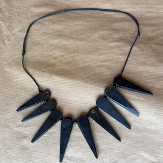 Collar madera negro estilo hippie