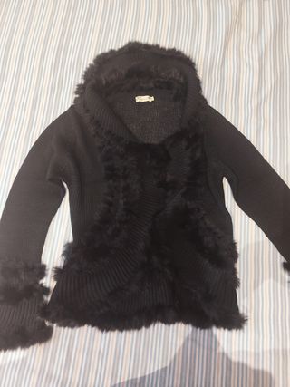 Chaqueta negra de lana y pelo de conejo auténtico.