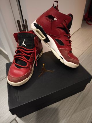 Zapatillas Jordan Rojas y Negras