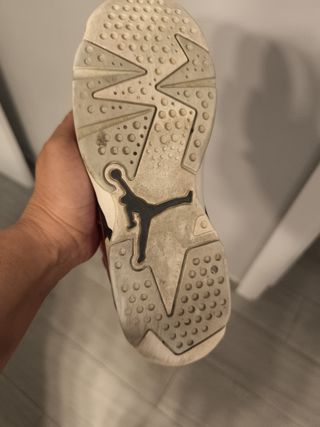 Zapatillas Jordan Rojas y Negras