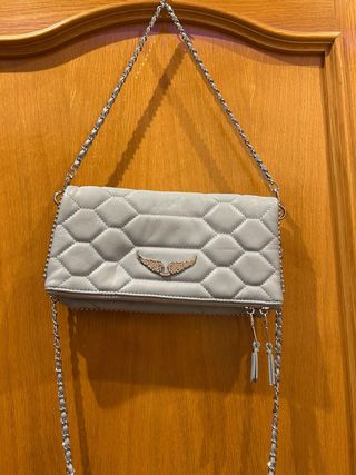 Bolso bandolera gris con cadena plateada