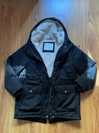 Abrigo negro Pull&Bear con forro de pelo blanco