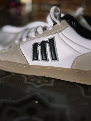 Zapatillas Mustang Beige y Blancas