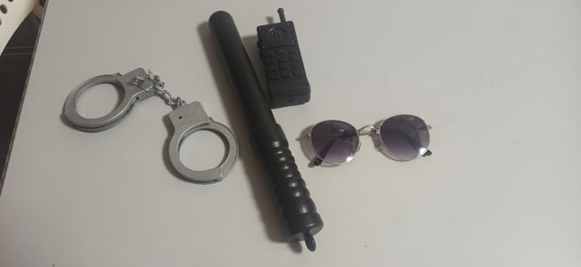 Disfraz Policía: esposas, porra gafas y móvil