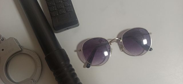 Disfraz Policía: esposas, porra gafas y móvil