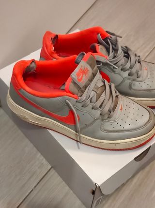 Nike Air Force 1 Gris y Rojo