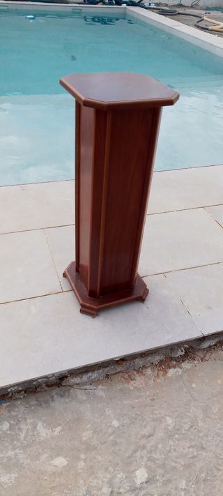 Pedestal de madera marrón