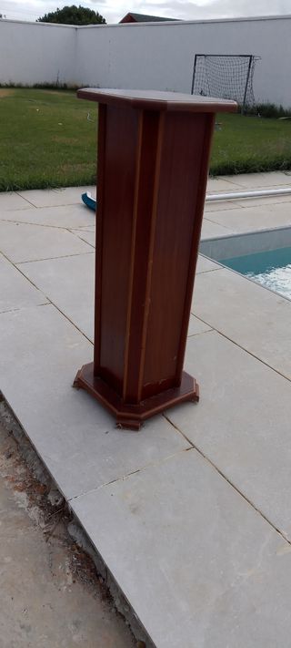 Pedestal de madera marrón