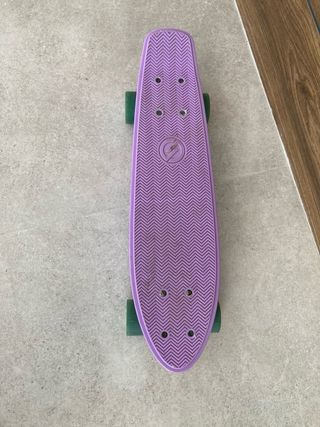 Monopatín morado para niños