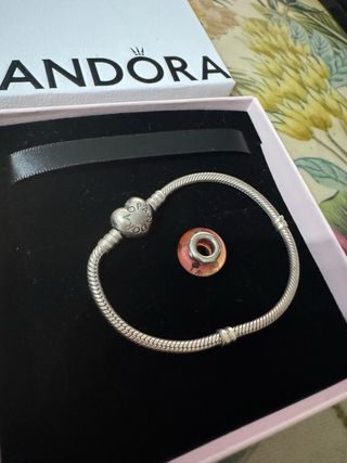 Pulsera Pandora plateada con corazón