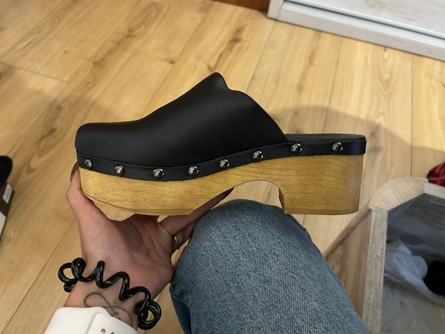 Zuecos de madera negros con tachuelas