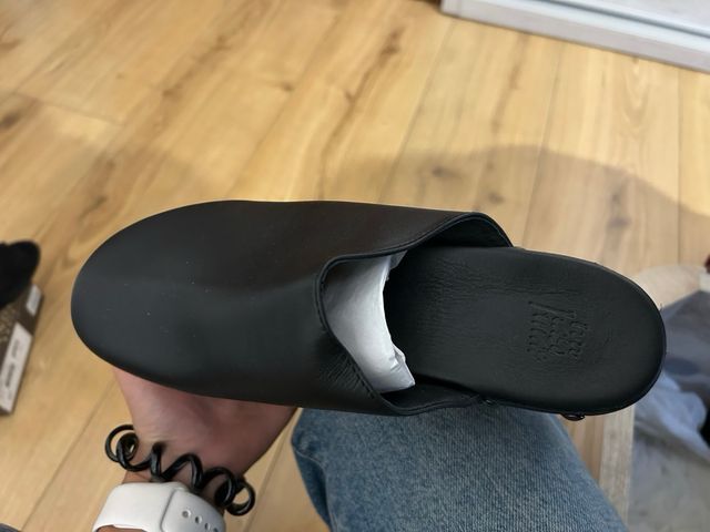 Zuecos de madera negros con tachuelas