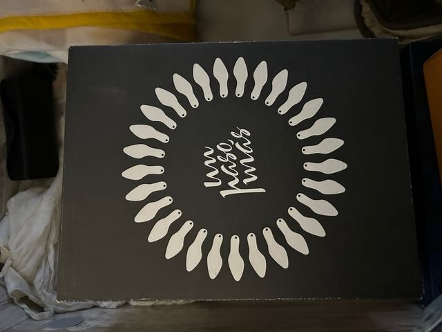 Zuecos de madera negros con tachuelas