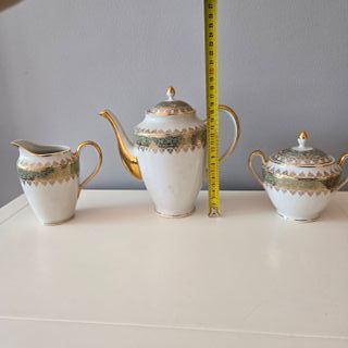 Juego de café de porcelana con detalles dorados