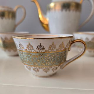 Juego de café de porcelana con detalles dorados