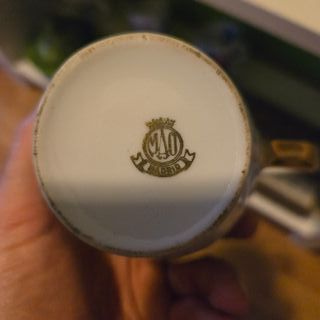 Juego de café de porcelana con detalles dorados