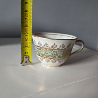 Juego de café de porcelana con detalles dorados