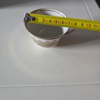 Juego de café de porcelana con detalles dorados