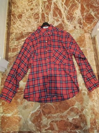 Camisa de cuadros roja y azul