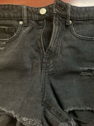 Pantalón corto negro desgastado