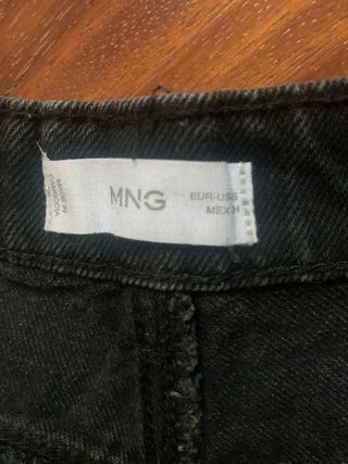 Pantalón corto negro desgastado
