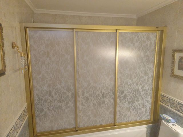 Mampara de ducha dorada con cristal