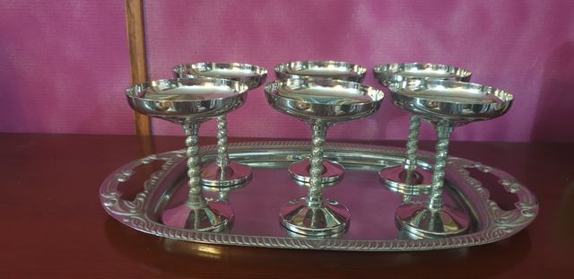 6 copas de cava plateadas con bandeja
