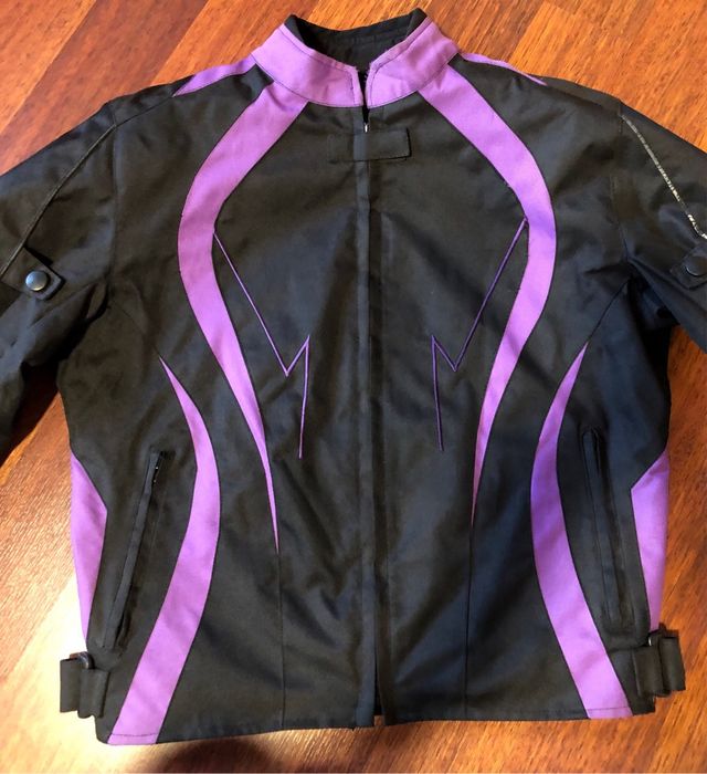 Chaqueta de moto negra y morada