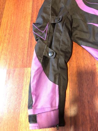 Chaqueta de moto negra y morada