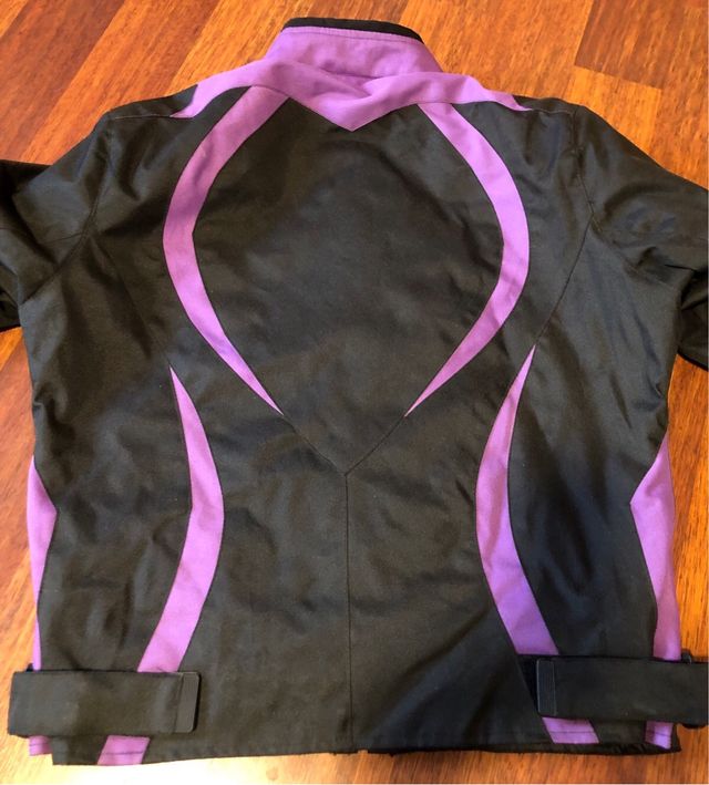 Chaqueta de moto negra y morada