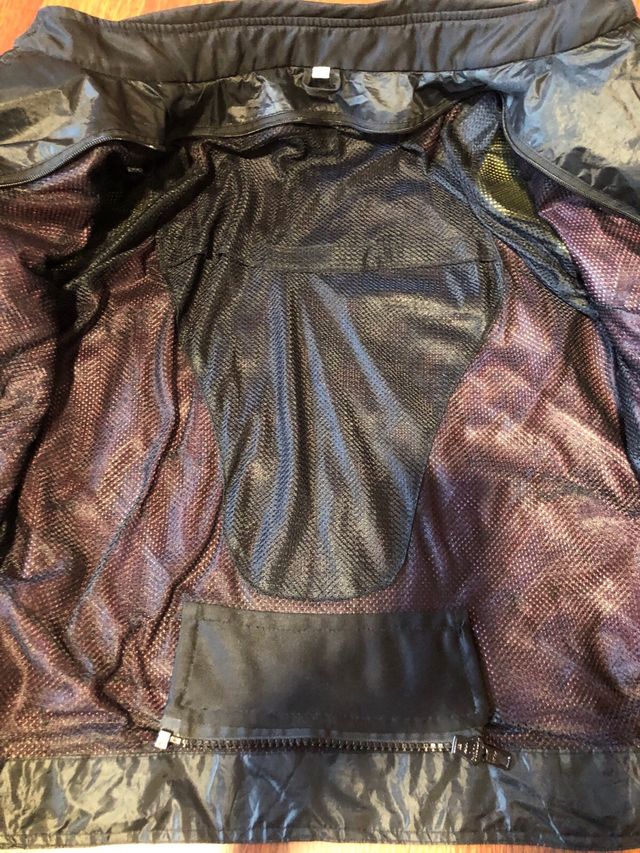 Chaqueta de moto negra y morada