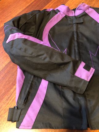 Chaqueta de moto negra y morada
