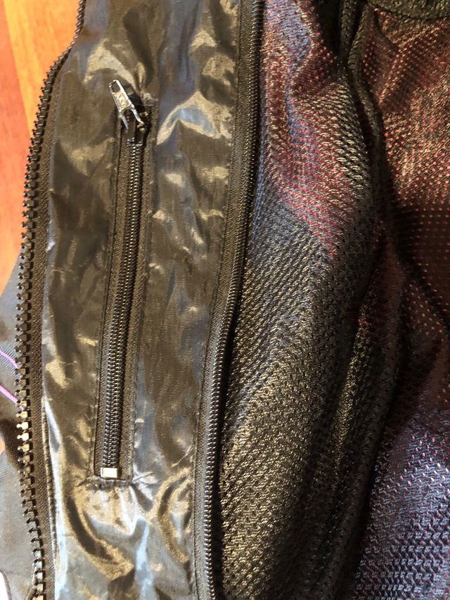 Chaqueta de moto negra y morada