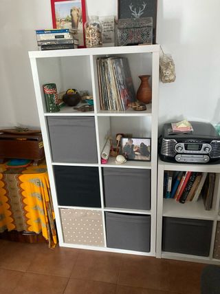 2 Estantería modular Ikea blanca 4x2 y 5 cestas.